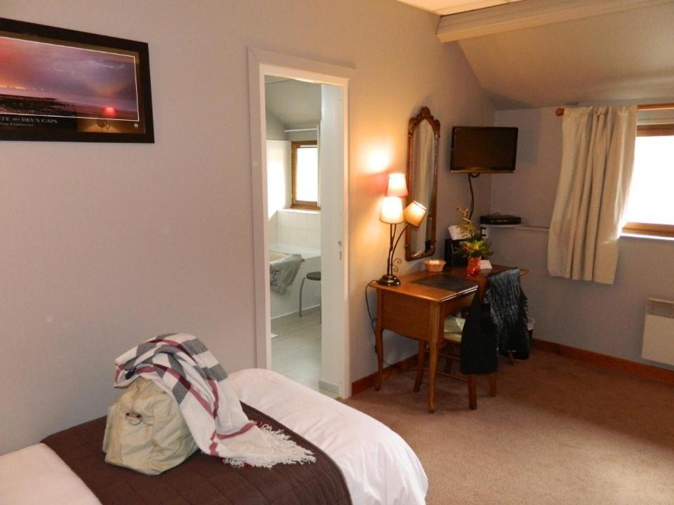 Logis - Auberge Du Colombier Guînes Room photo